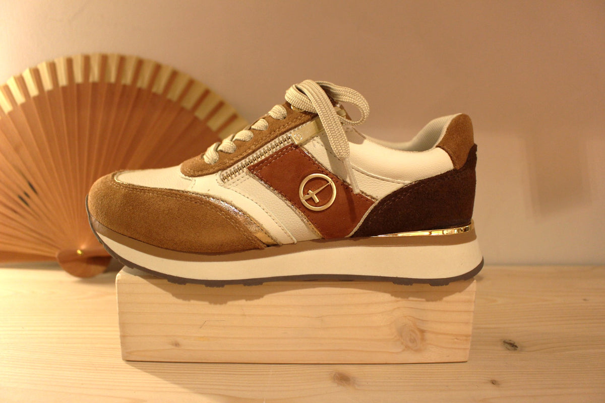 Basket Tamaris cuir sur un dégradé de velours chocolat, cognac et terracotta. Sur fond blanc et métallisé