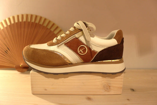 Basket Tamaris cuir sur un dégradé de velours chocolat, cognac et terracotta. Sur fond blanc et métallisé