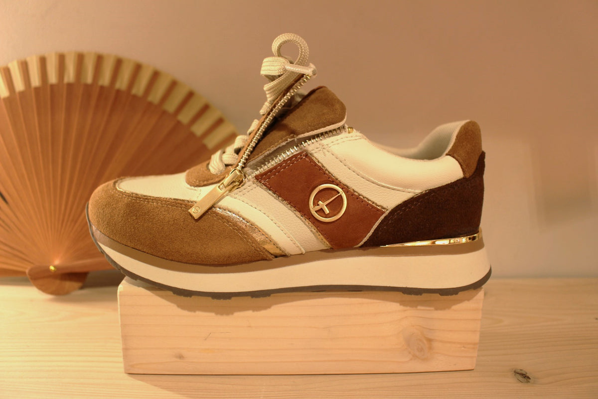 Basket Tamaris cuir sur un dégradé de velours chocolat, cognac et terracotta. Sur fond blanc et métallisé