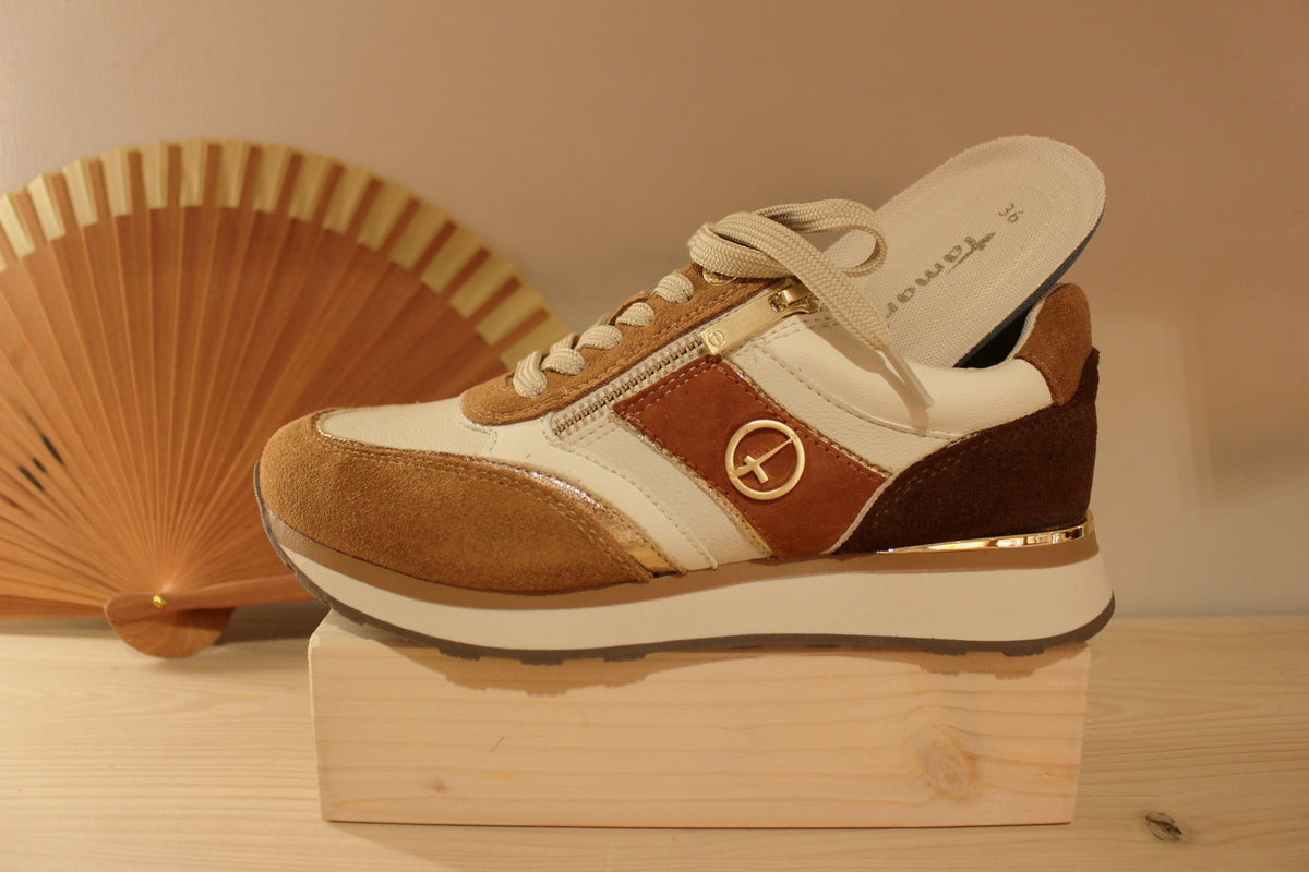 Basket Tamaris cuir sur un dégradé de velours chocolat, cognac et terracotta. Sur fond blanc et métallisé