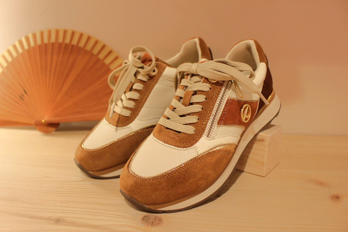 Basket Tamaris cuir sur un dégradé de velours chocolat, cognac et terracotta. Sur fond blanc et métallisé