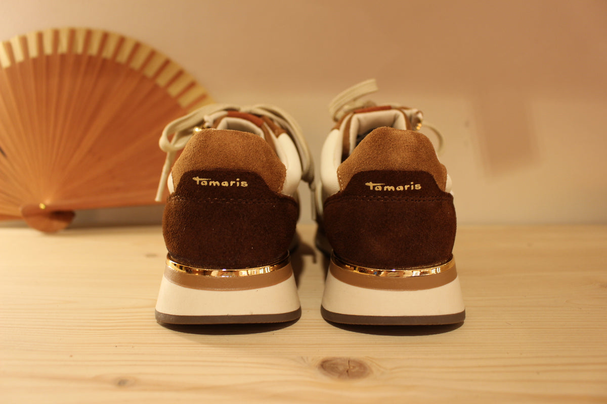 Basket Tamaris cuir sur un dégradé de velours chocolat, cognac et terracotta. Sur fond blanc et métallisé