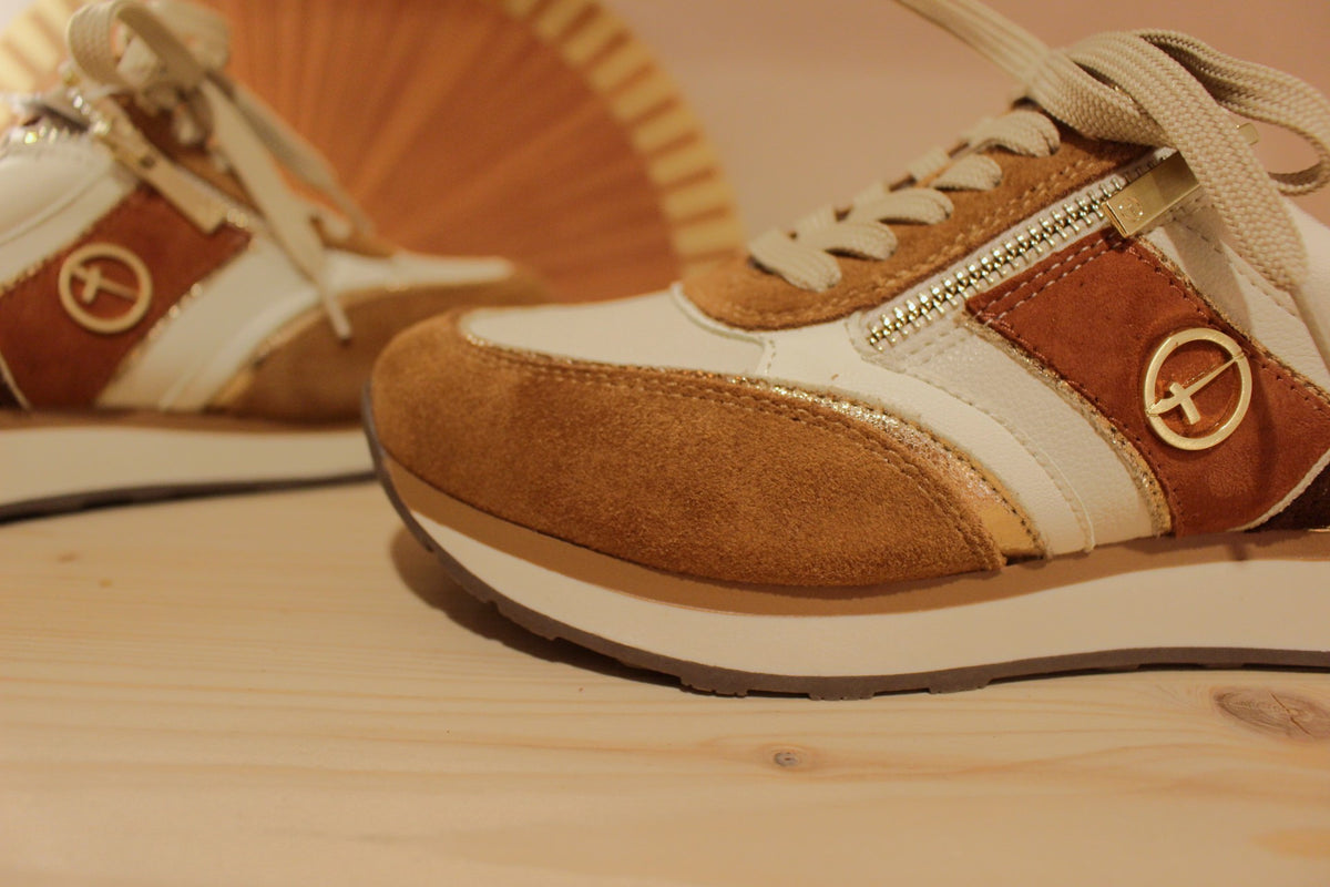 Basket Tamaris cuir sur un dégradé de velours chocolat, cognac et terracotta. Sur fond blanc et métallisé