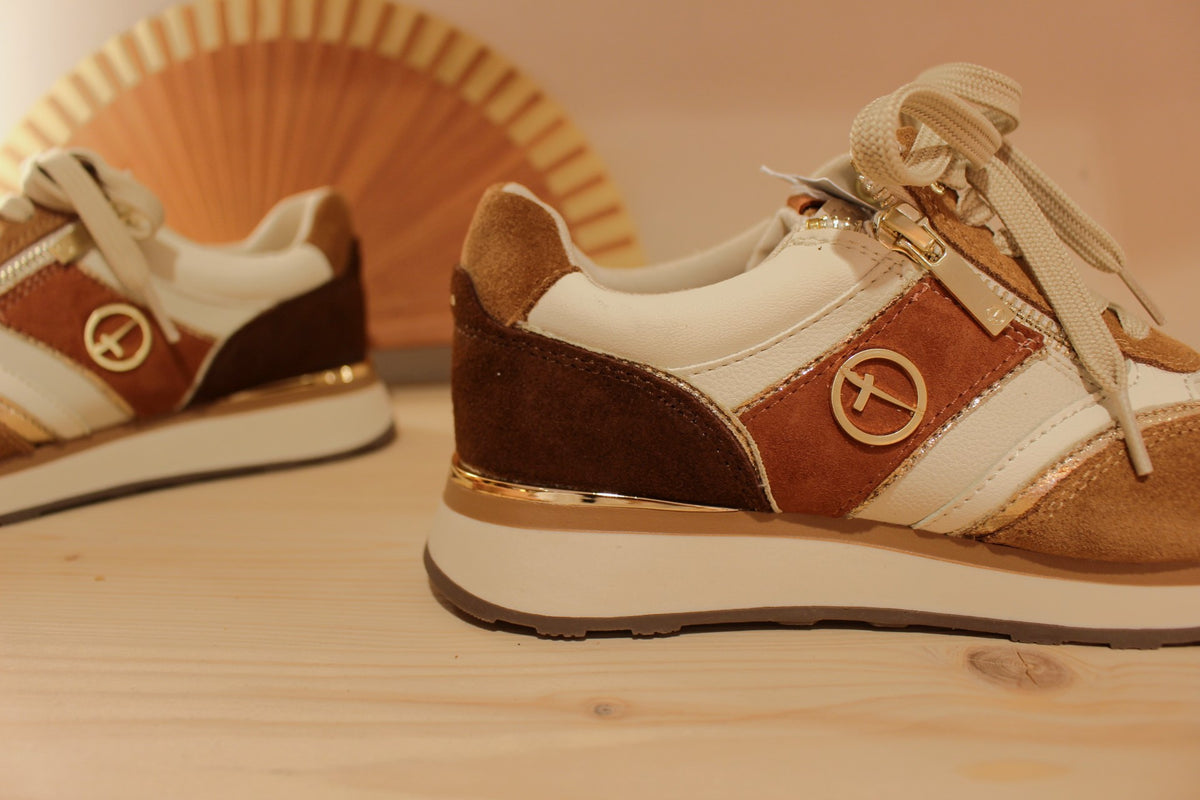 Basket Tamaris cuir sur un dégradé de velours chocolat, cognac et terracotta. Sur fond blanc et métallisé