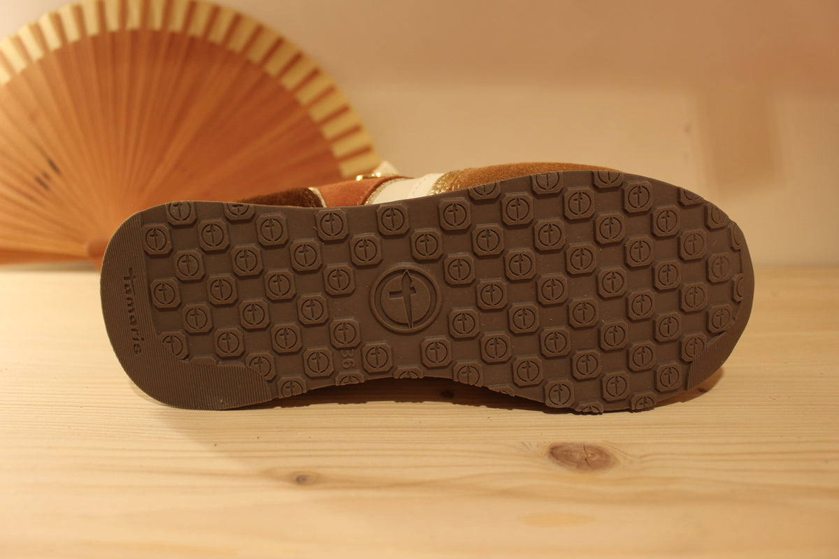 Basket Tamaris cuir sur un dégradé de velours chocolat, cognac et terracotta. Sur fond blanc et métallisé