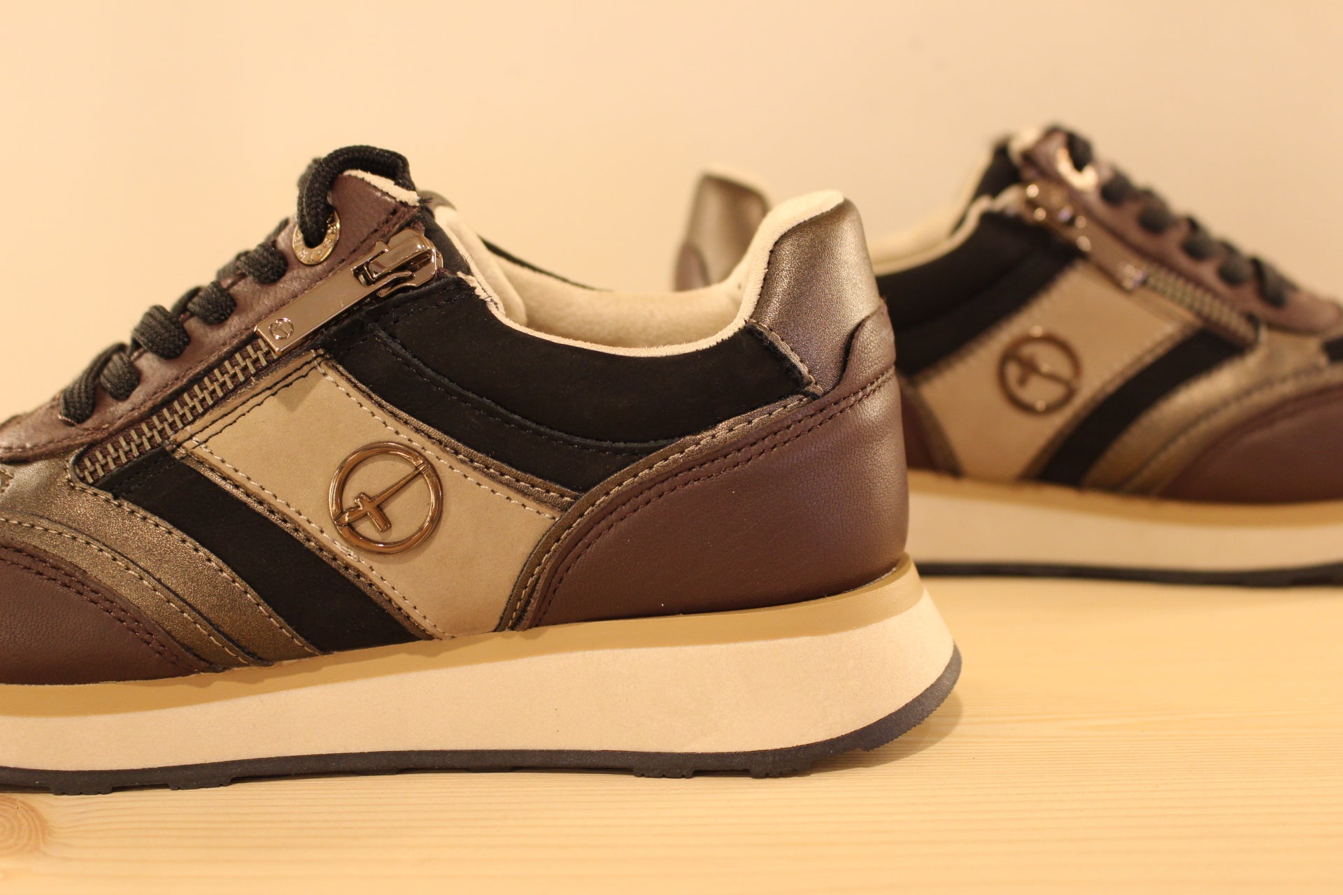 Basket en cuir marron, noire et métallisé TAMARIS