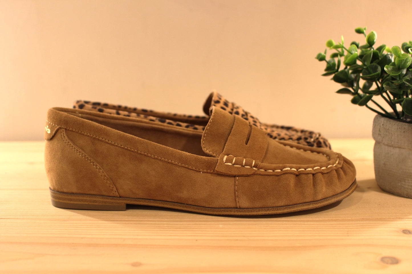 Mocassins TAMARIS en cuir de couleur camel ou imprimé léopard. Chaussures très légères.