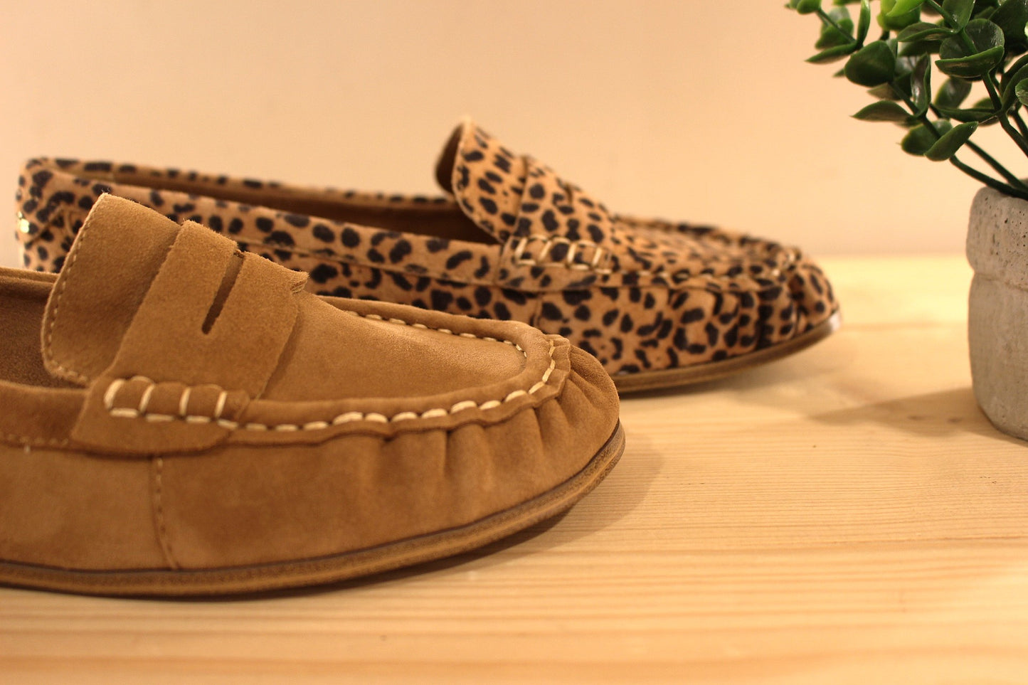 Mocassins TAMARIS en cuir de couleur camel ou imprimé léopard. Chaussures très légères.