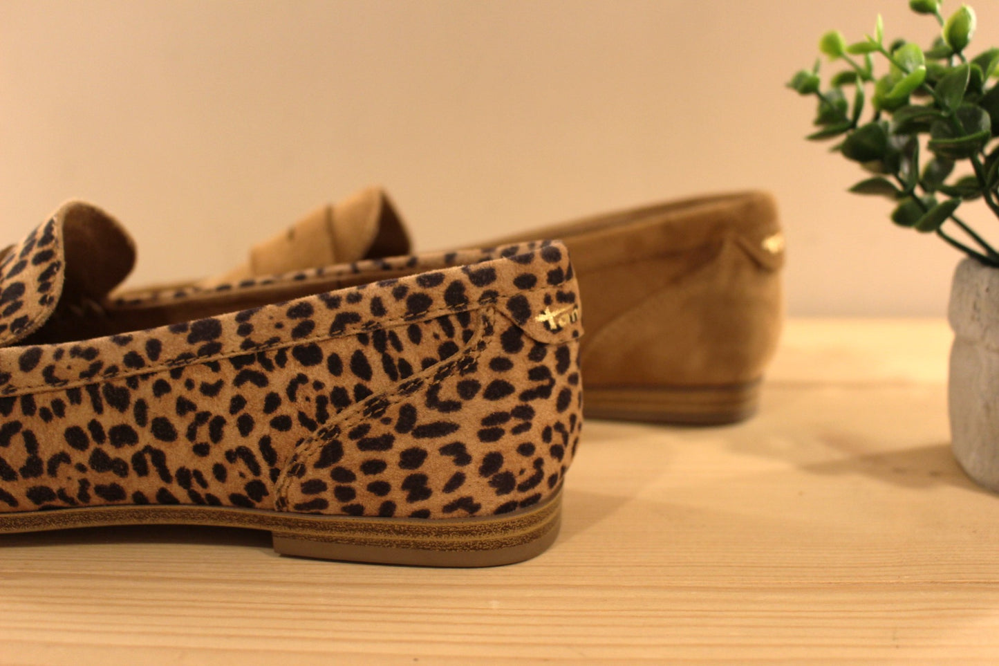 Mocassins TAMARIS en cuir de couleur camel ou imprimé léopard. Chaussures très légères.