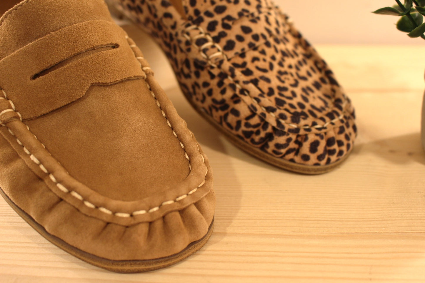 Mocassins TAMARIS en cuir de couleur camel ou imprimé léopard. Chaussures très légères.