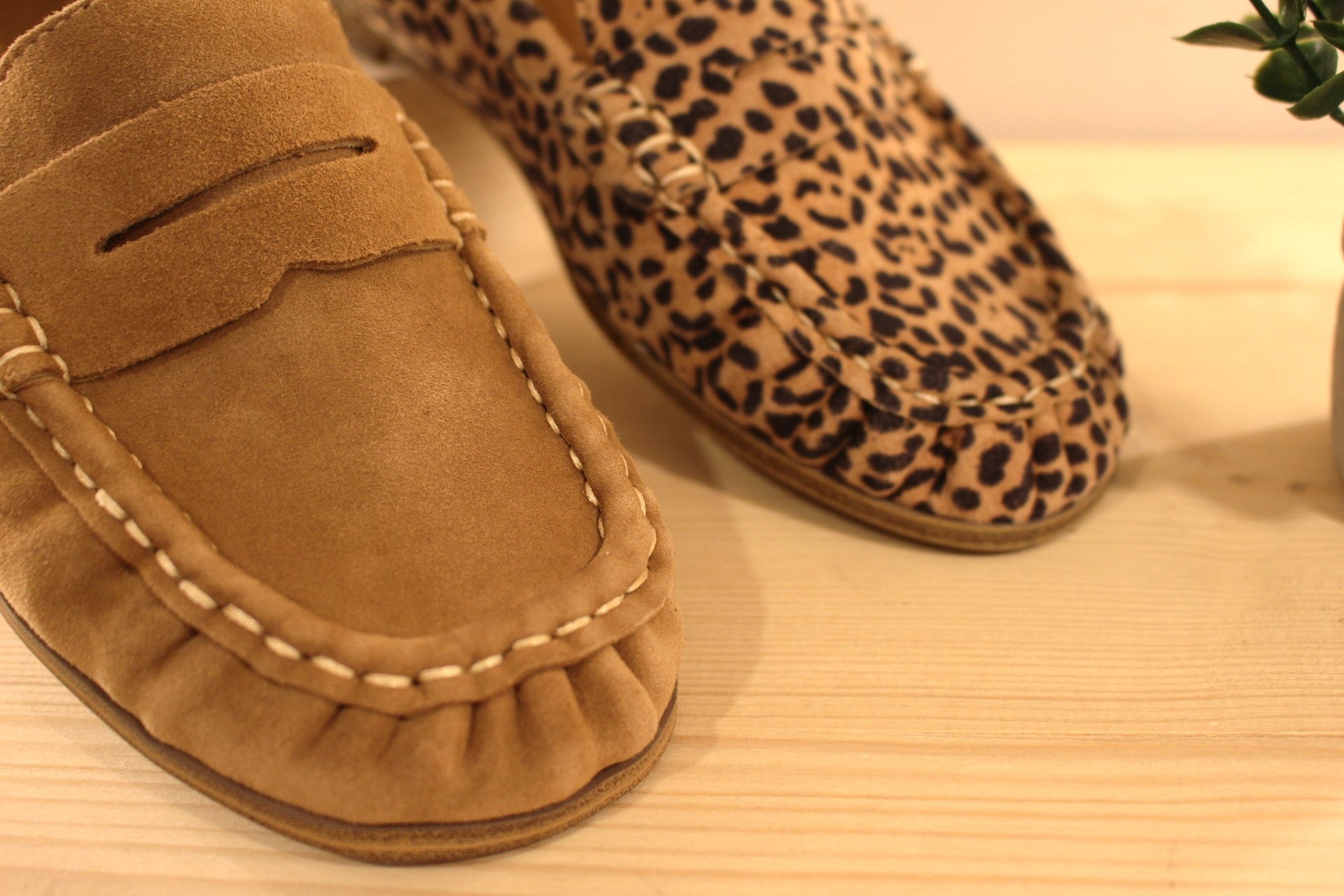 Mocassins TAMARIS en cuir de couleur camel ou imprimé léopard. Chaussures très légères.