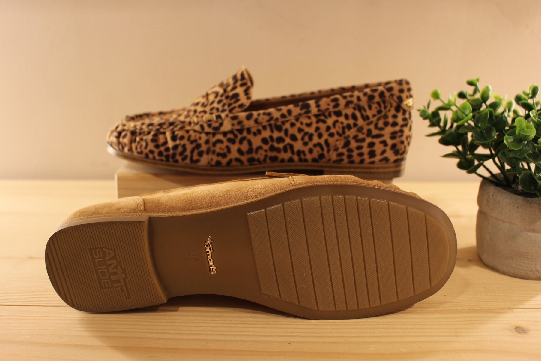 Mocassins TAMARIS en cuir de couleur camel ou imprimé léopard. Chaussures très légères.