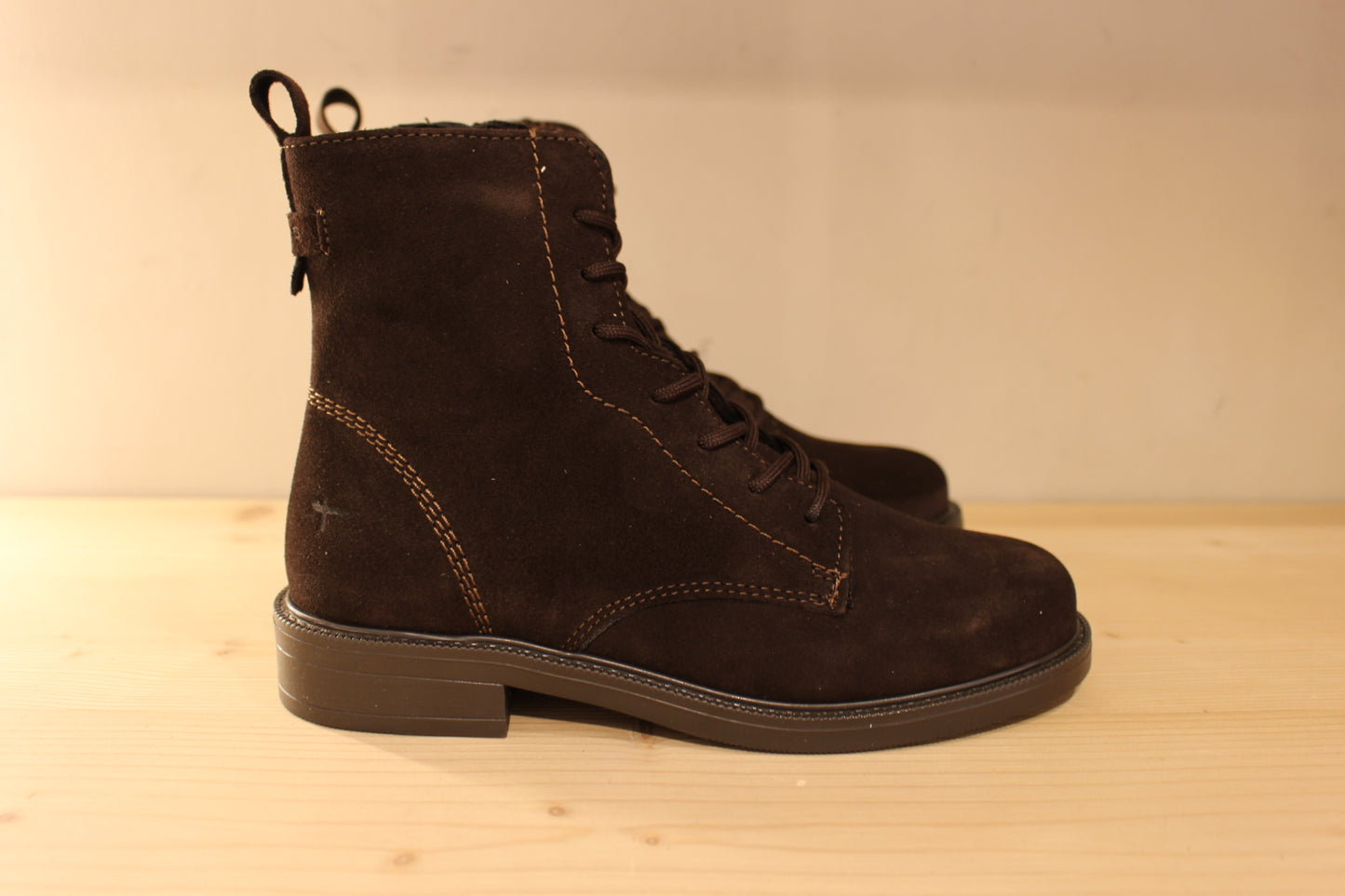 Bottines TAMARIS en croûte de cuir de couleur chocolat. Serrage lacets coton ton sur ton. Zip du côté interne