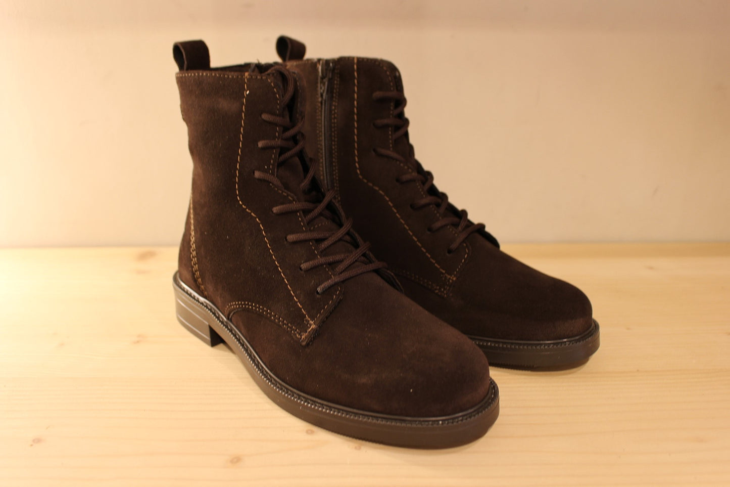 Bottines TAMARIS en croûte de cuir de couleur chocolat. Serrage lacets coton ton sur ton. Zip du côté interne