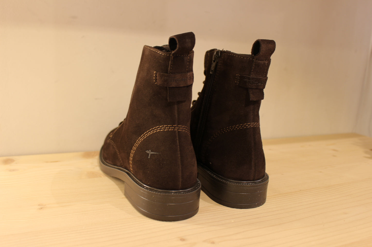 Bottines TAMARIS en croûte de cuir de couleur chocolat. Serrage lacets coton ton sur ton. Zip du côté interne