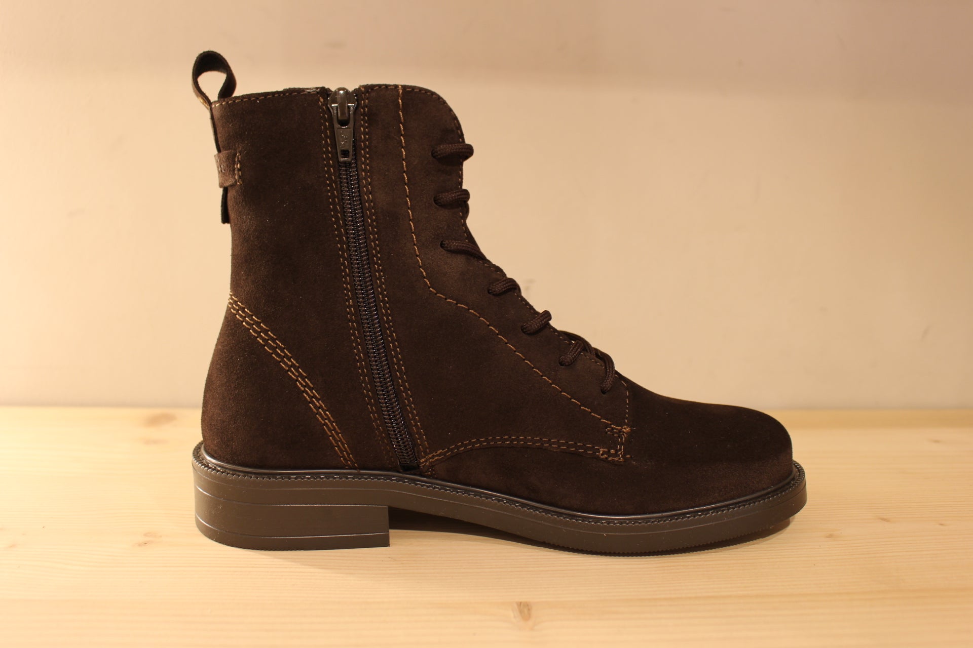 Bottines TAMARIS en croûte de cuir de couleur chocolat. Serrage lacets coton ton sur ton. Zip du côté interne