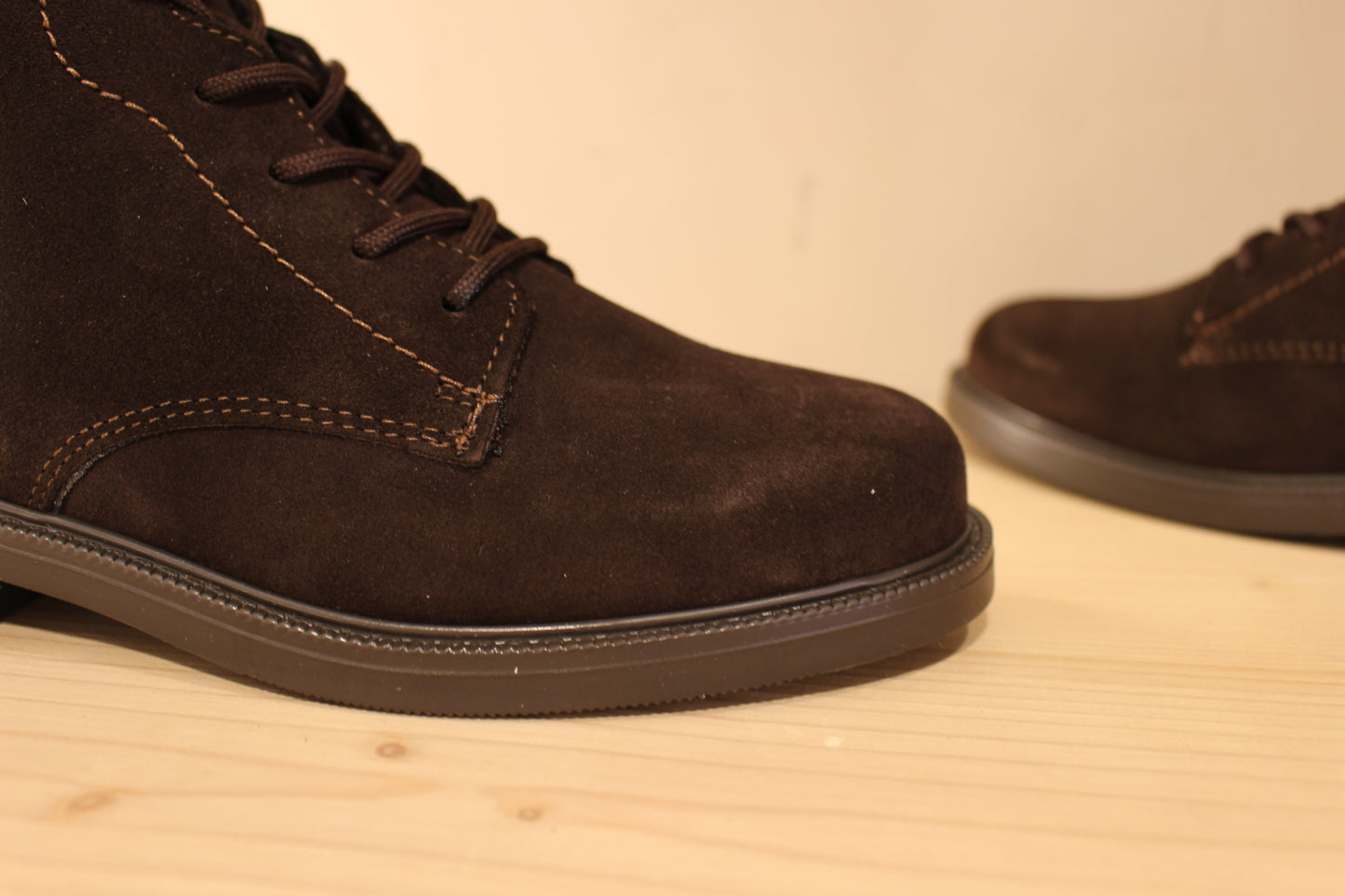 Bottines TAMARIS en croûte de cuir de couleur chocolat. Serrage lacets coton ton sur ton. Zip du côté interne