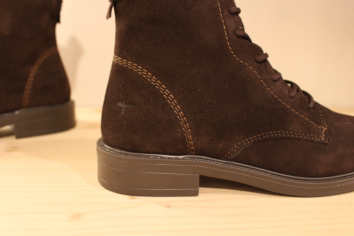 Bottines TAMARIS en croûte de cuir de couleur chocolat. Serrage lacets coton ton sur ton. Zip du côté interne