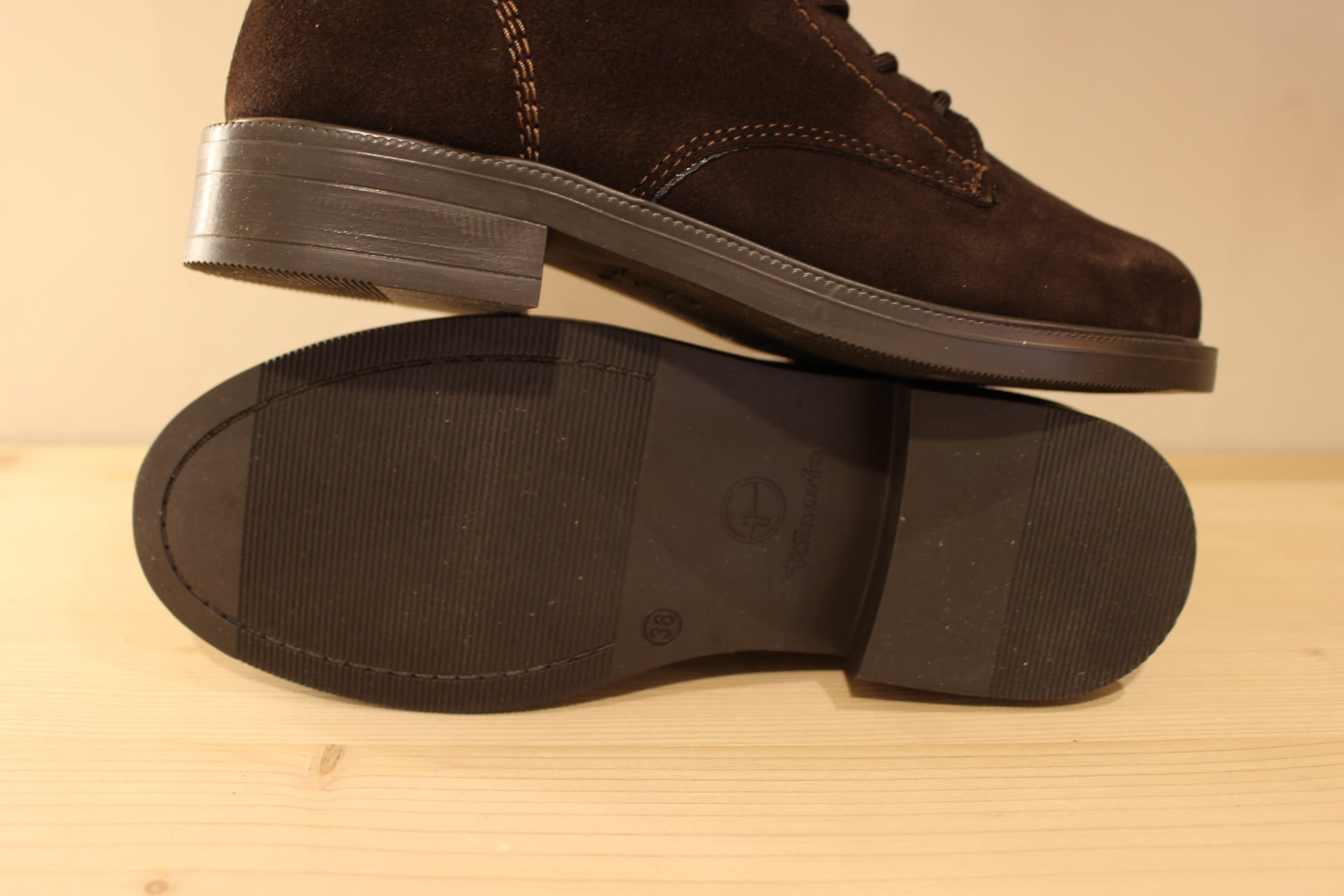 Bottines TAMARIS en croûte de cuir de couleur chocolat. Serrage lacets coton ton sur ton. Zip du côté interne