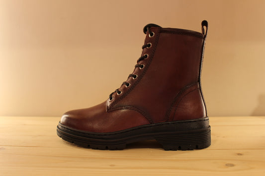 Bottines en cuir rouge ou noir et doublées chaud de chez TAMARIS
