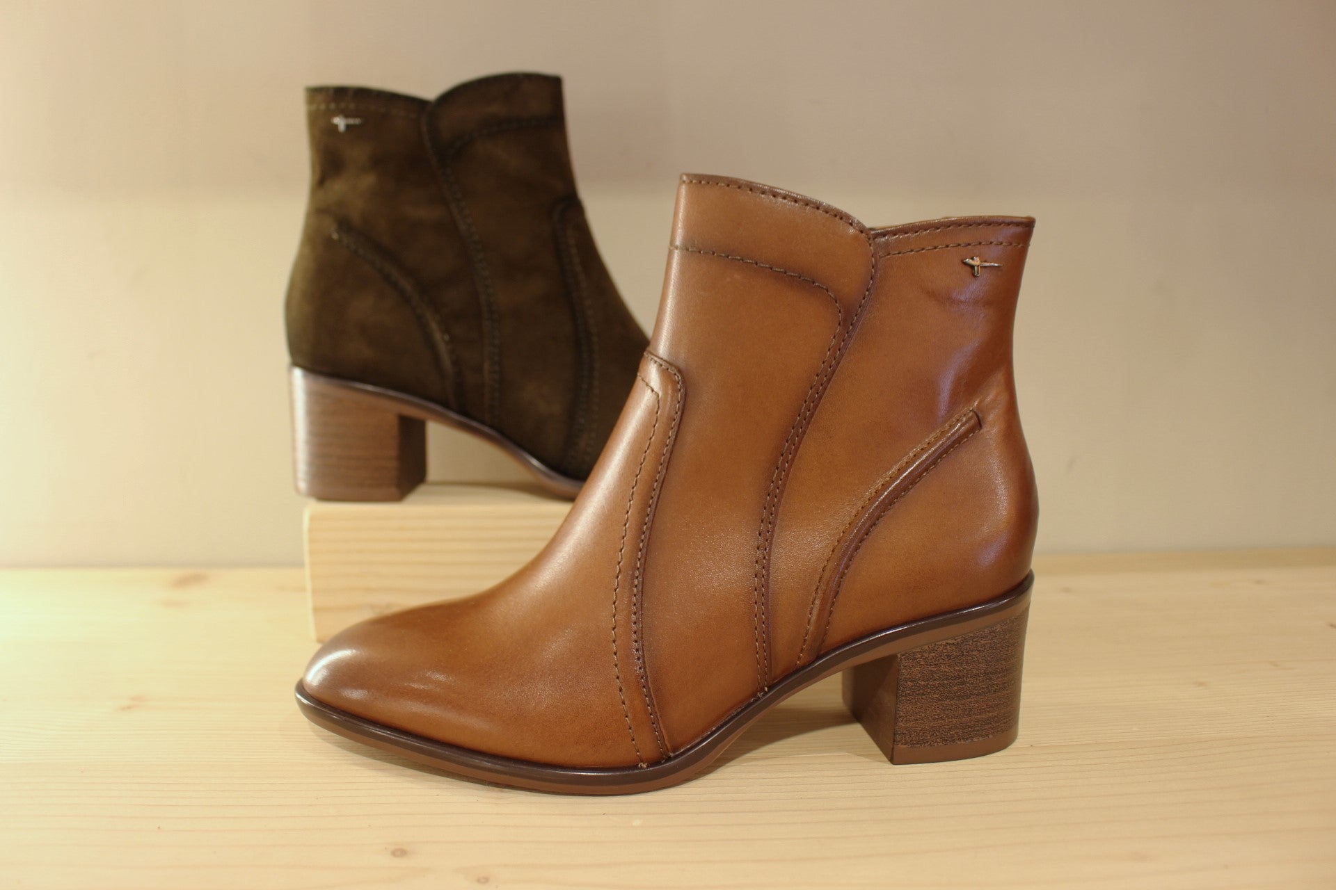 Bottines Tamaris en cuir de couleur cognac ou velours de couleur olive. Zip du côté interne