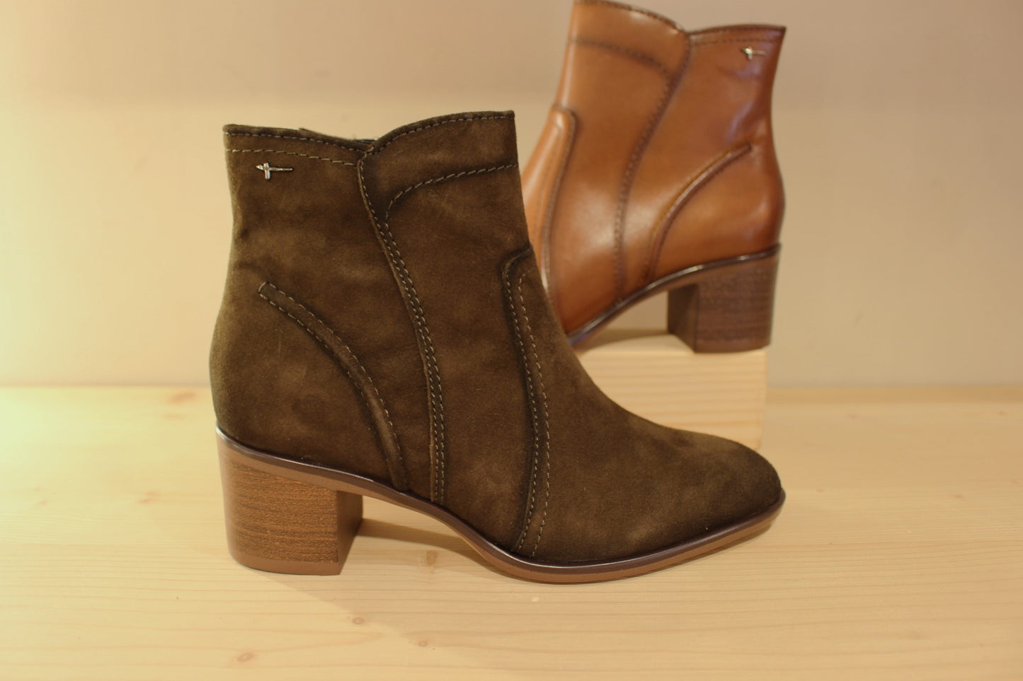 Bottines Tamaris en cuir de couleur cognac ou velours de couleur olive. Zip du côté interne