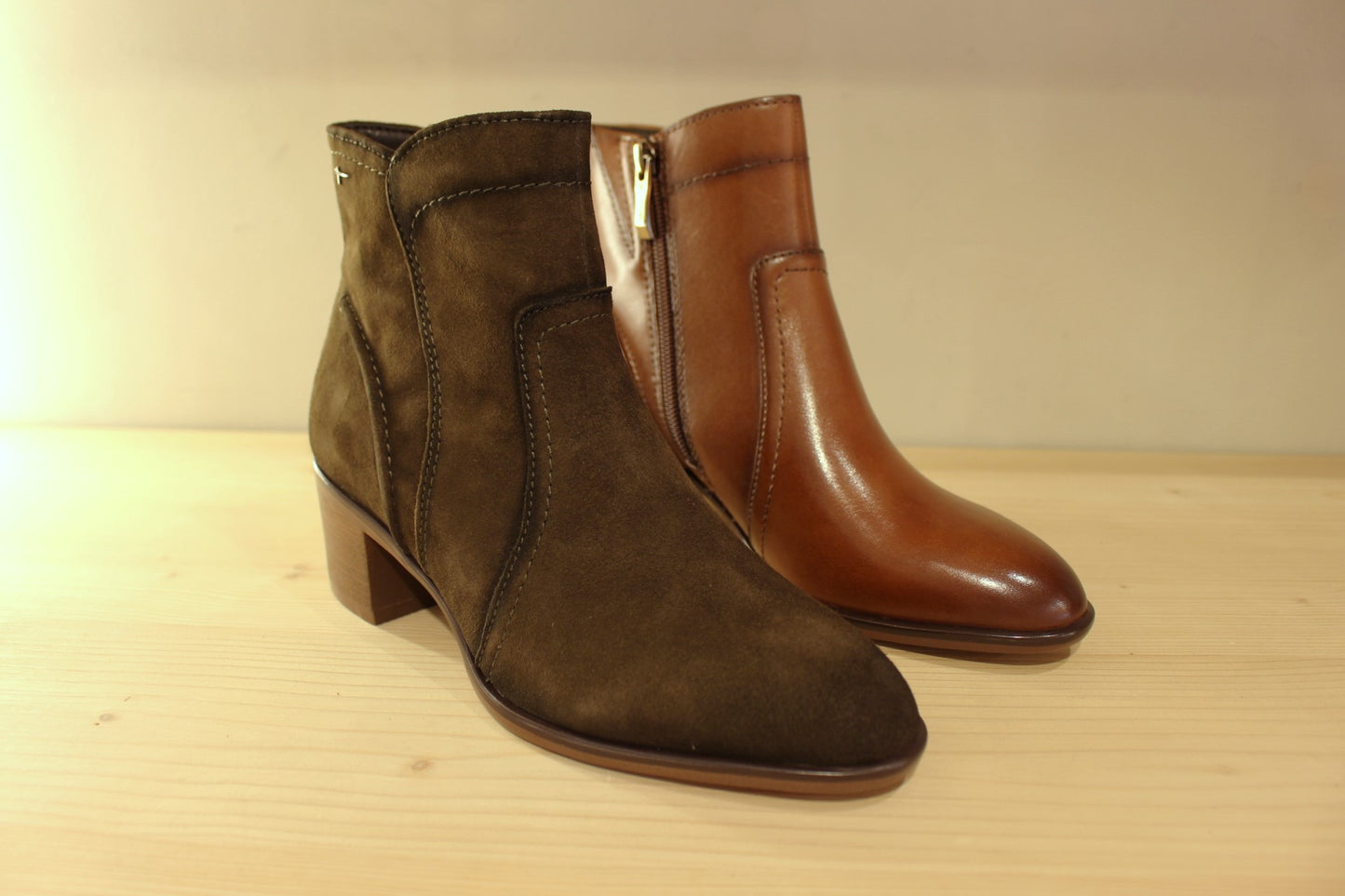 Bottines Tamaris en cuir de couleur cognac ou velours de couleur olive. Zip du côté interne