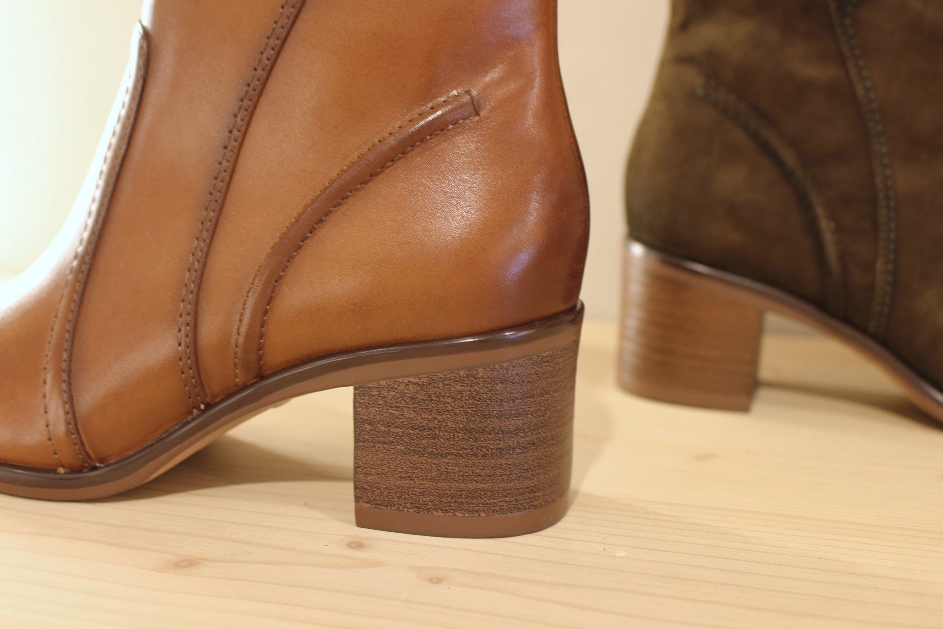 Bottines Tamaris en cuir de couleur cognac ou velours de couleur olive. Zip du côté interne