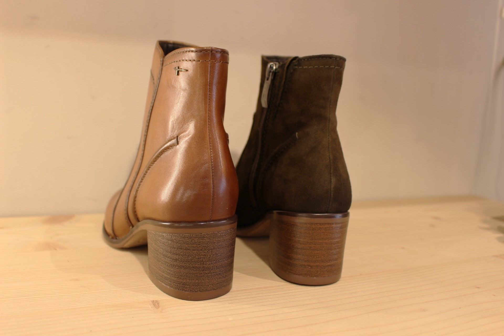 Bottines Tamaris en cuir de couleur cognac ou velours de couleur olive. Zip du côté interne