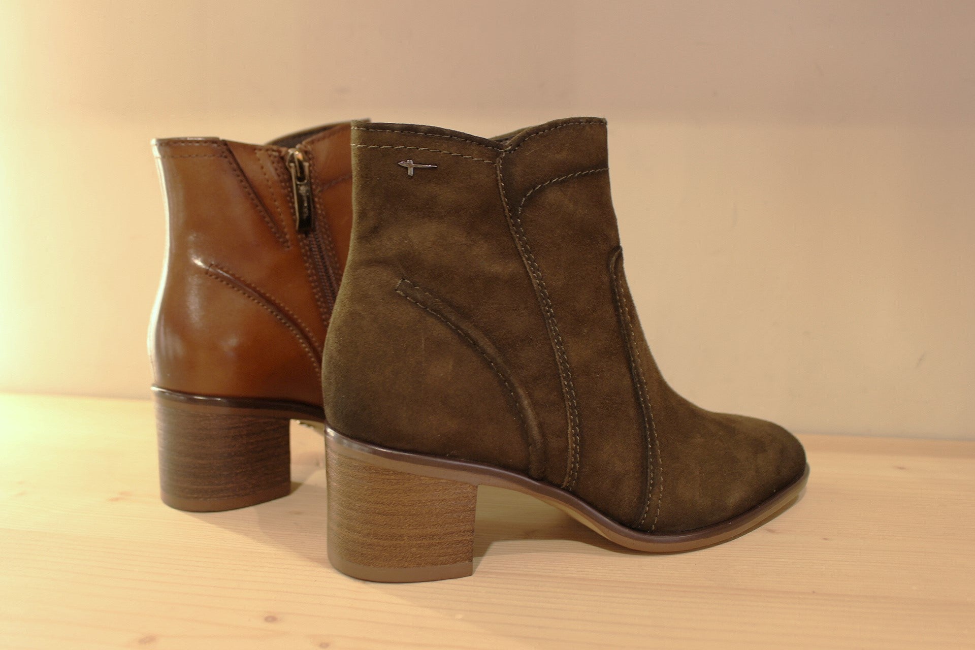 Bottines Tamaris en cuir de couleur cognac ou velours de couleur olive. Zip du côté interne