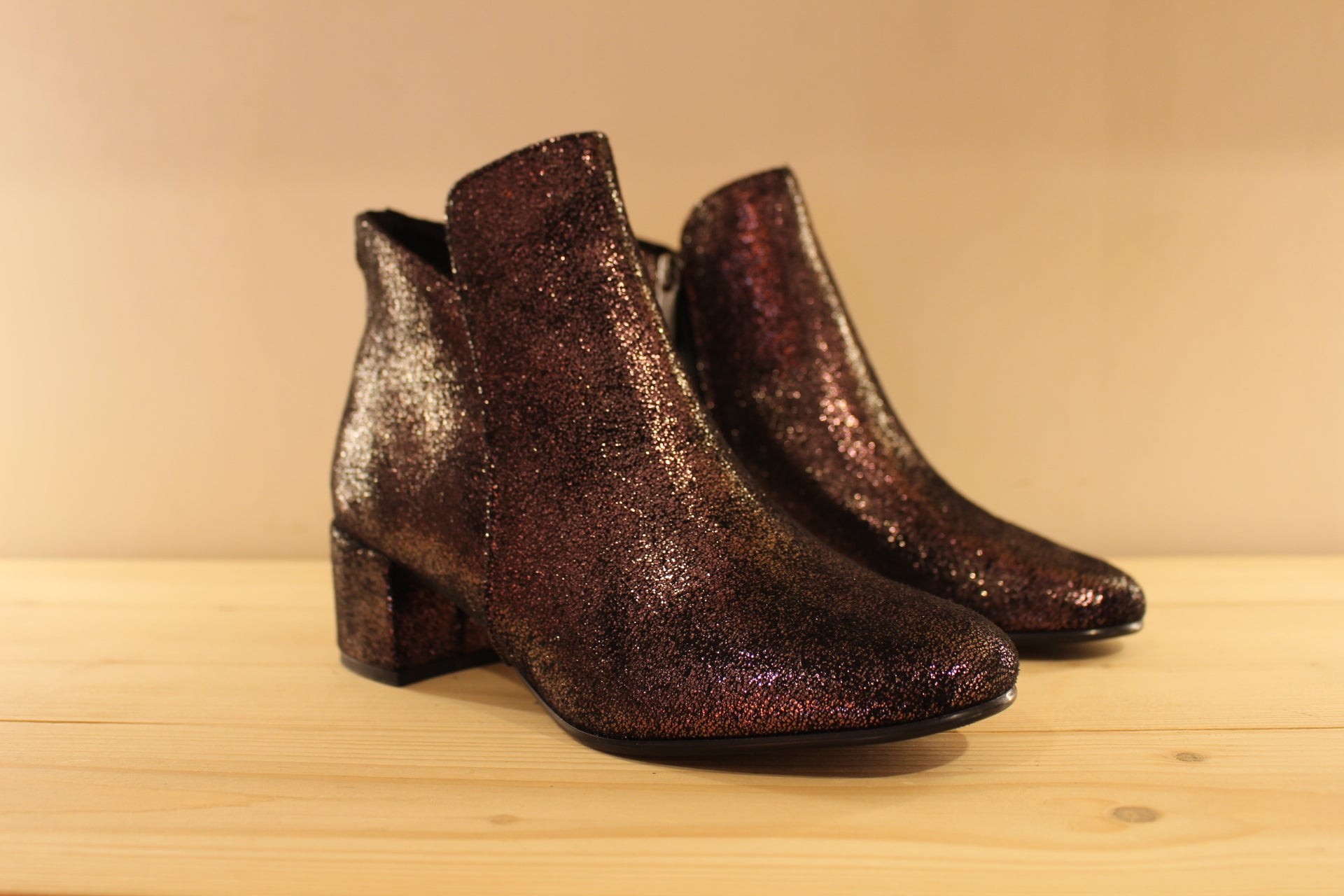 Bottines Vegan métallisé bronze avec un petit talon et zip interne TAMARIS