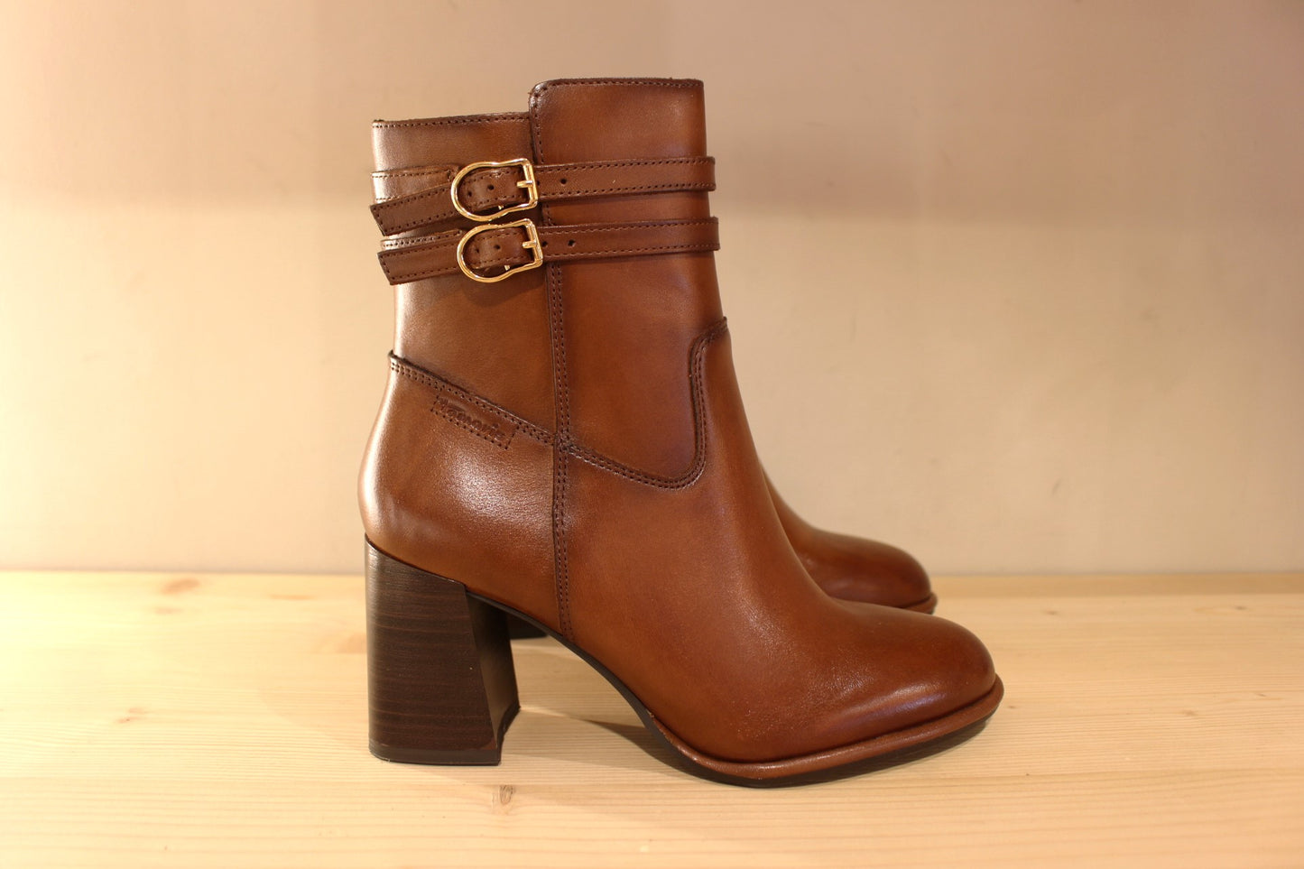 Bottines Tamaris en cuir de couleur cognac. Deux boucles déco sur le haut de la tige. Zip du côté interne