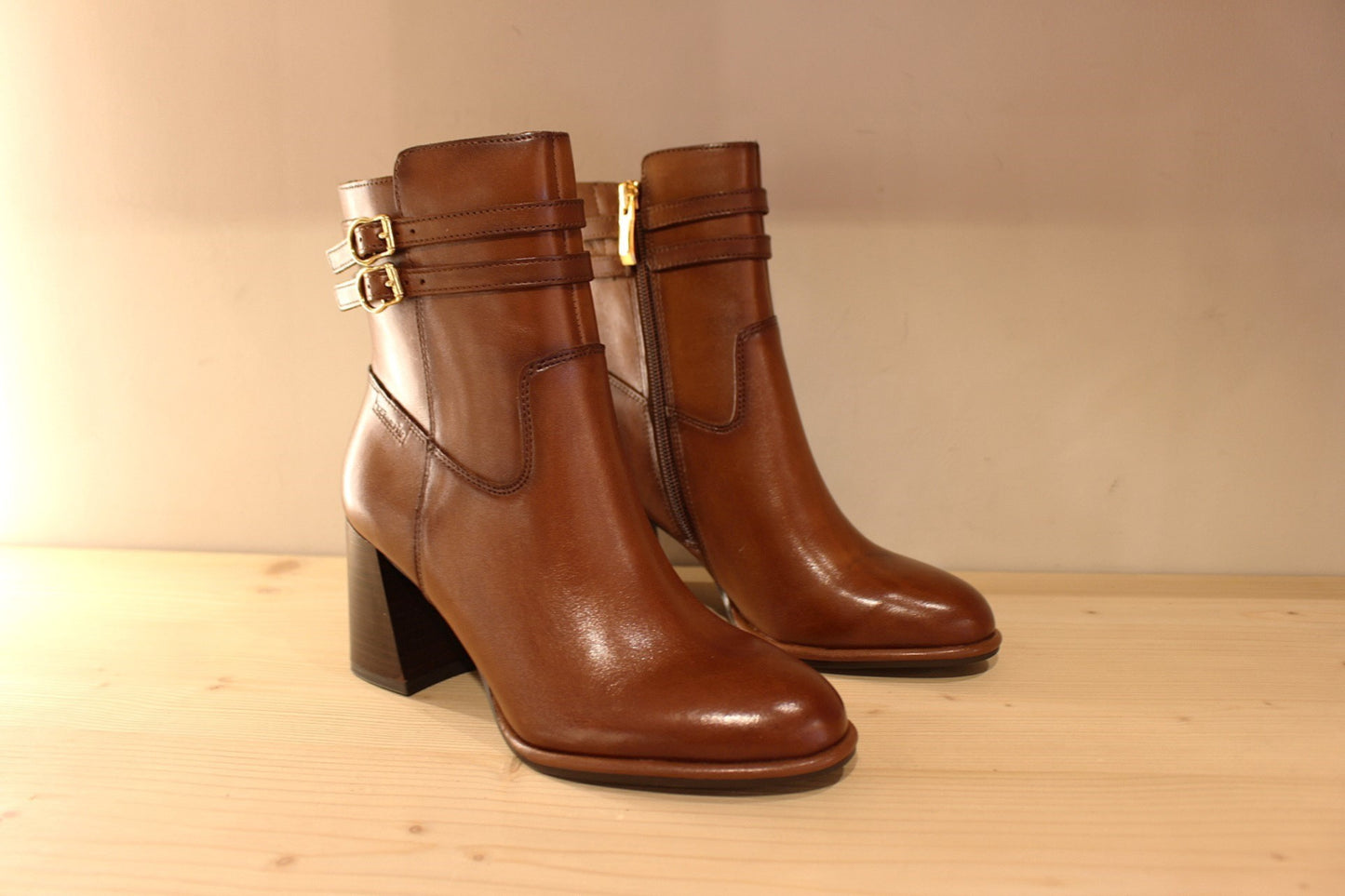 Bottines Tamaris en cuir de couleur cognac. Deux boucles déco sur le haut de la tige. Zip du côté interne