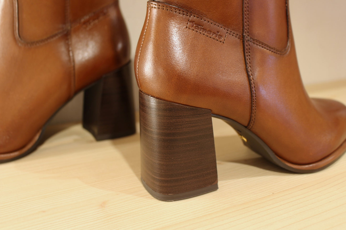 Bottines Tamaris en cuir de couleur cognac. Deux boucles déco sur le haut de la tige. Zip du côté interne