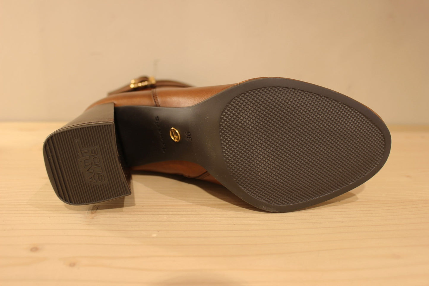 Bottines Tamaris en cuir de couleur cognac. Deux boucles déco sur le haut de la tige. Zip du côté interne