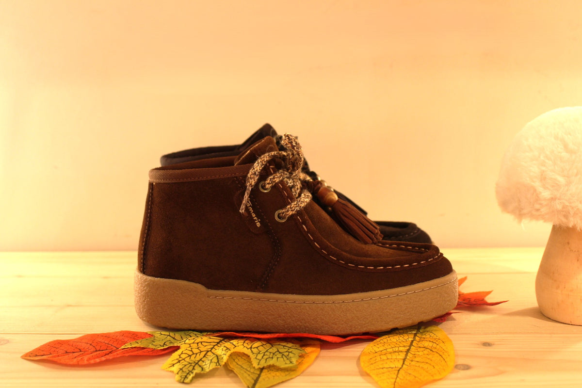 Bottines Tamaris en croûte de cuir de couleur chocolat ou de couleur muscat. Lacets coton imprimé et pampille.