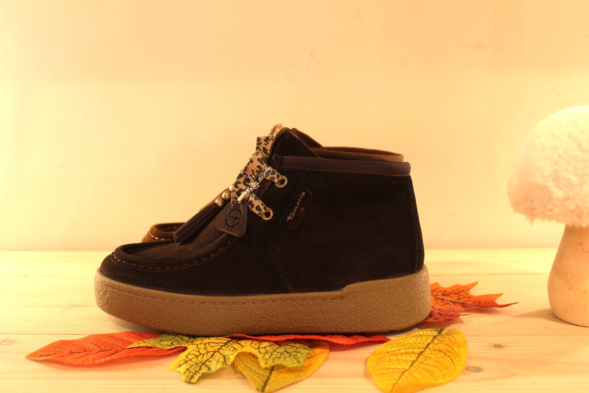 Bottines Tamaris en croûte de cuir de couleur chocolat ou de couleur muscat. Lacets coton imprimé et pampille.