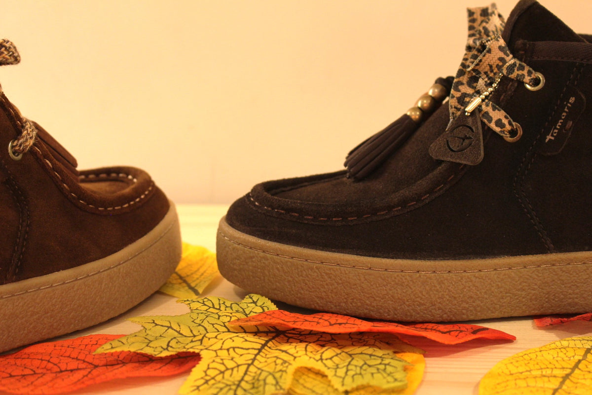 Bottines Tamaris en croûte de cuir de couleur chocolat ou de couleur muscat. Lacets coton imprimé et pampille.