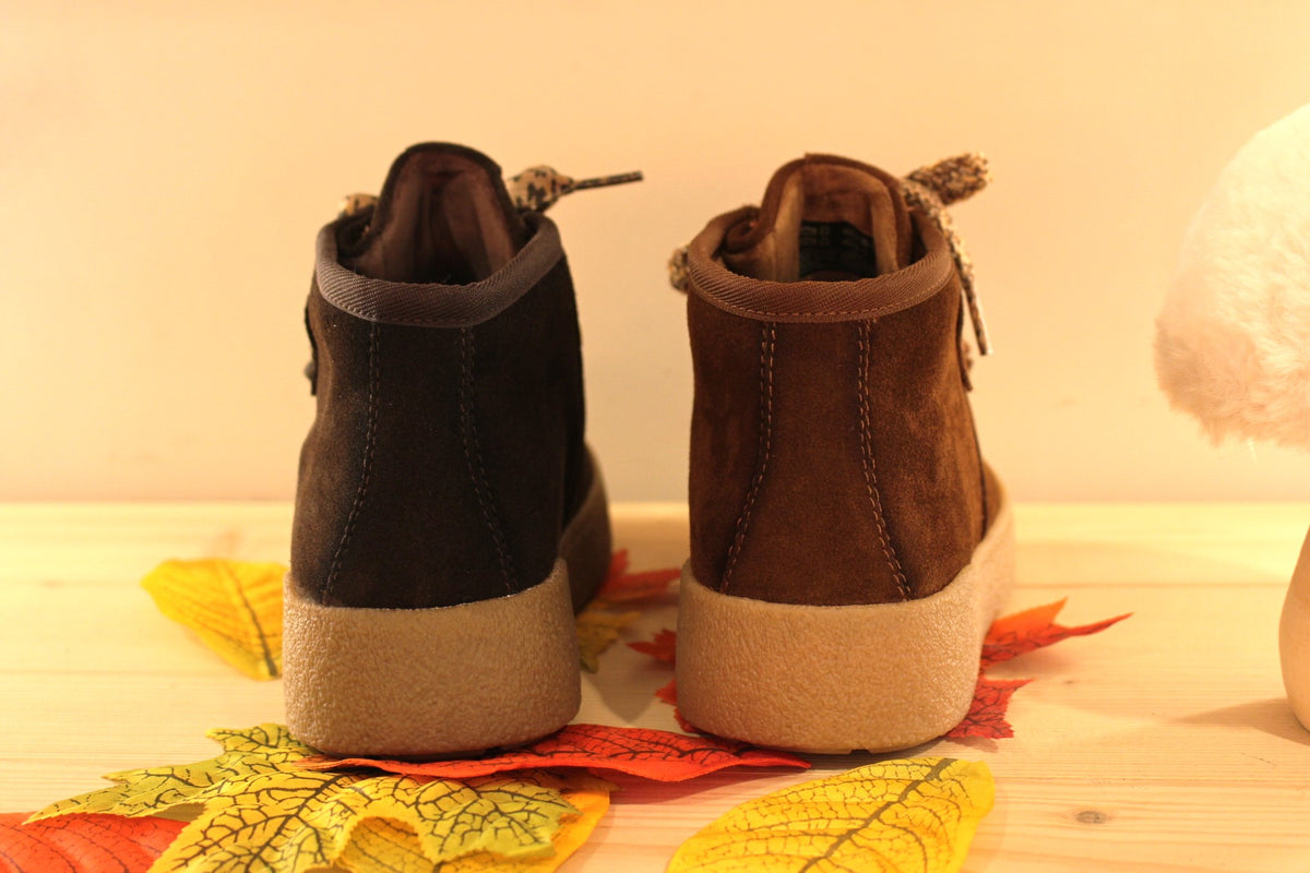 Bottines Tamaris en croûte de cuir de couleur chocolat ou de couleur muscat. Lacets coton imprimé et pampille.