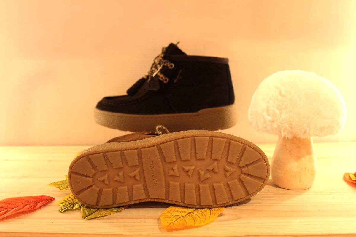 Bottines Tamaris en croûte de cuir de couleur chocolat ou de couleur muscat. Lacets coton imprimé et pampille.