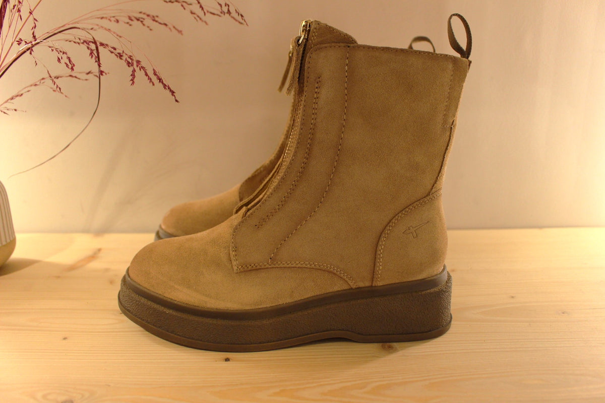 Bottines TAMARIS en croûte de cuir de couleur sand. Zip devant décoratif. Zip du côté interne. Chaussures doublées chaud