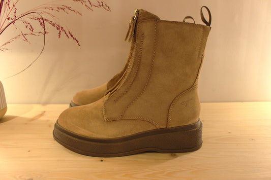 Bottines TAMARIS en croûte de cuir de couleur sand. Zip devant décoratif. Zip du côté interne. Chaussures doublées chaud