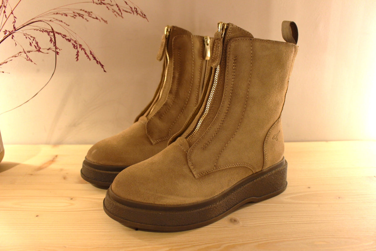 Bottines TAMARIS en croûte de cuir de couleur sand. Zip devant décoratif. Zip du côté interne. Chaussures doublées chaud