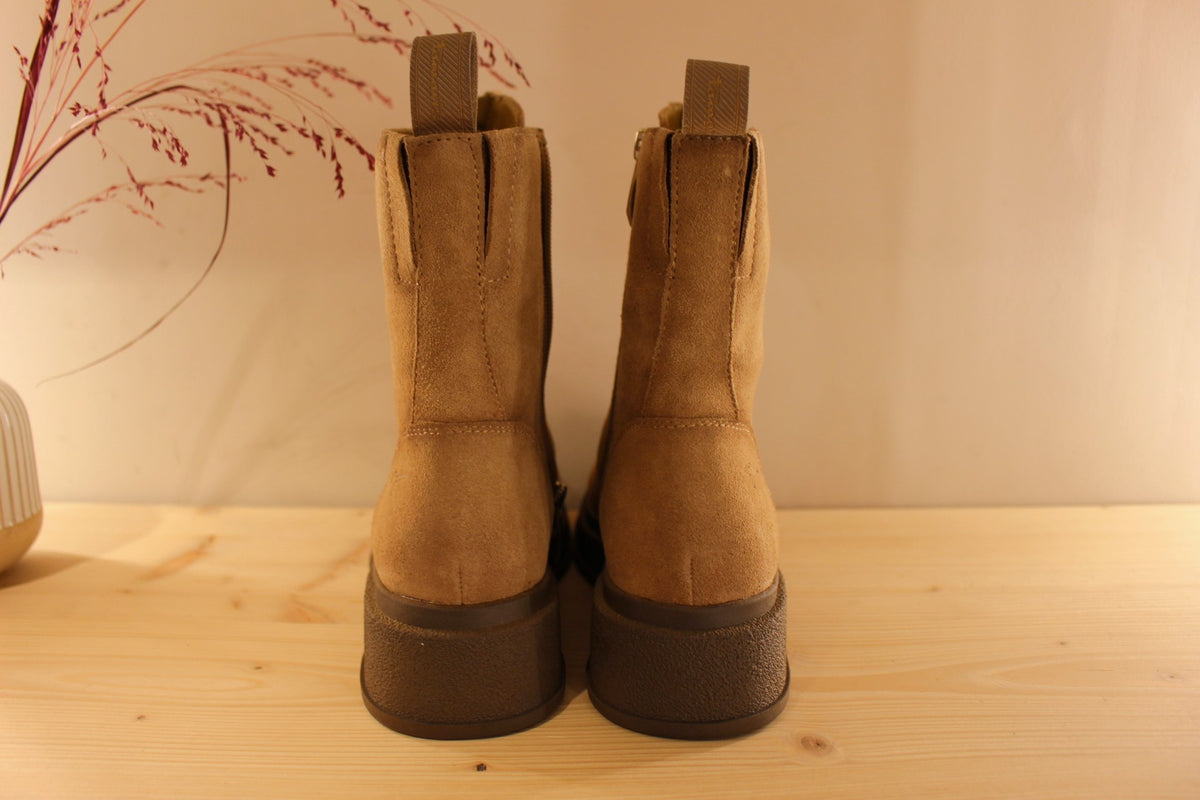 Bottines TAMARIS en croûte de cuir de couleur sand. Zip devant décoratif. Zip du côté interne. Chaussures doublées chaud