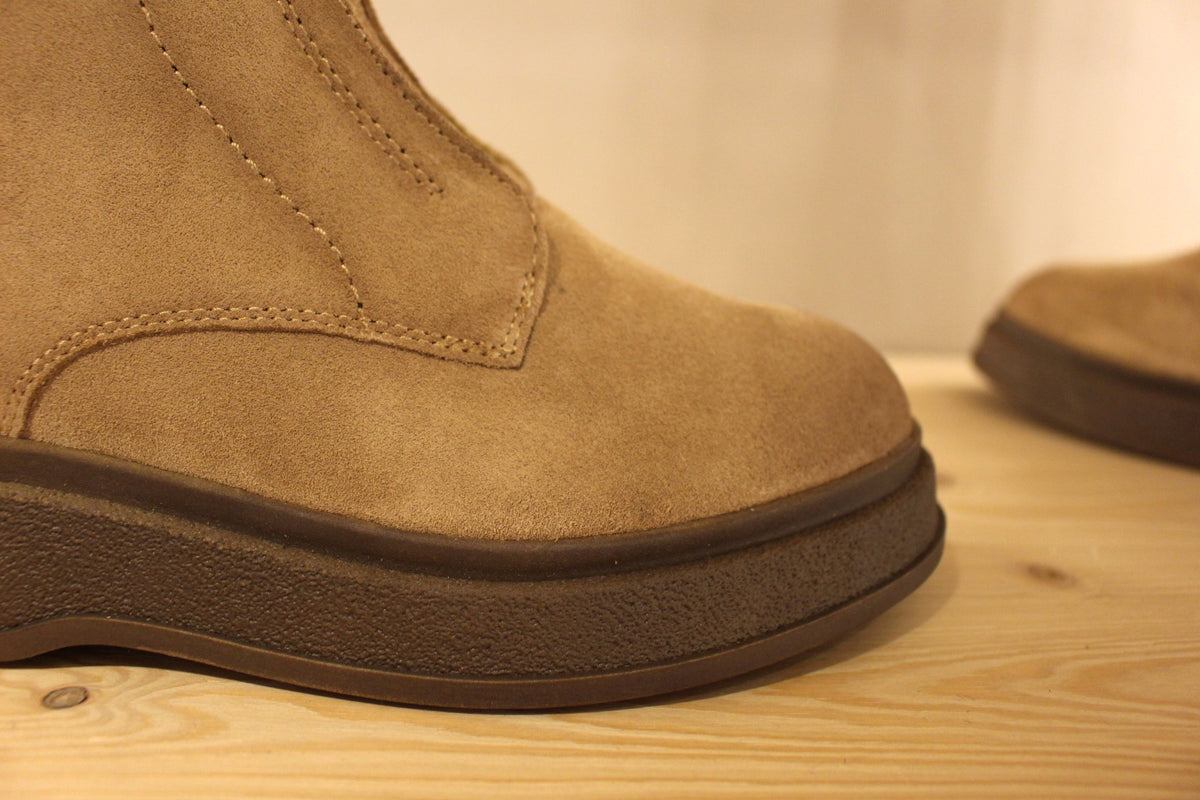 Bottines TAMARIS en croûte de cuir de couleur sand. Zip devant décoratif. Zip du côté interne. Chaussures doublées chaud