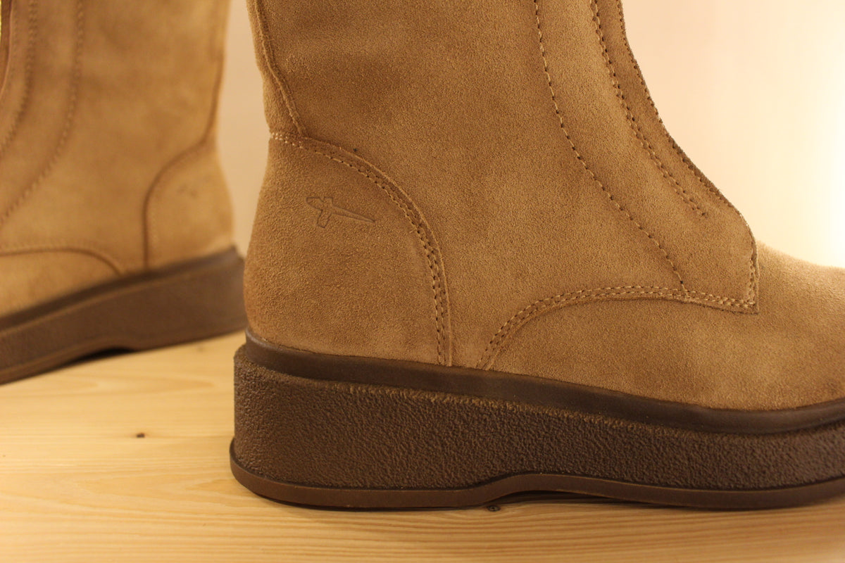Bottines TAMARIS en croûte de cuir de couleur sand. Zip devant décoratif. Zip du côté interne. Chaussures doublées chaud