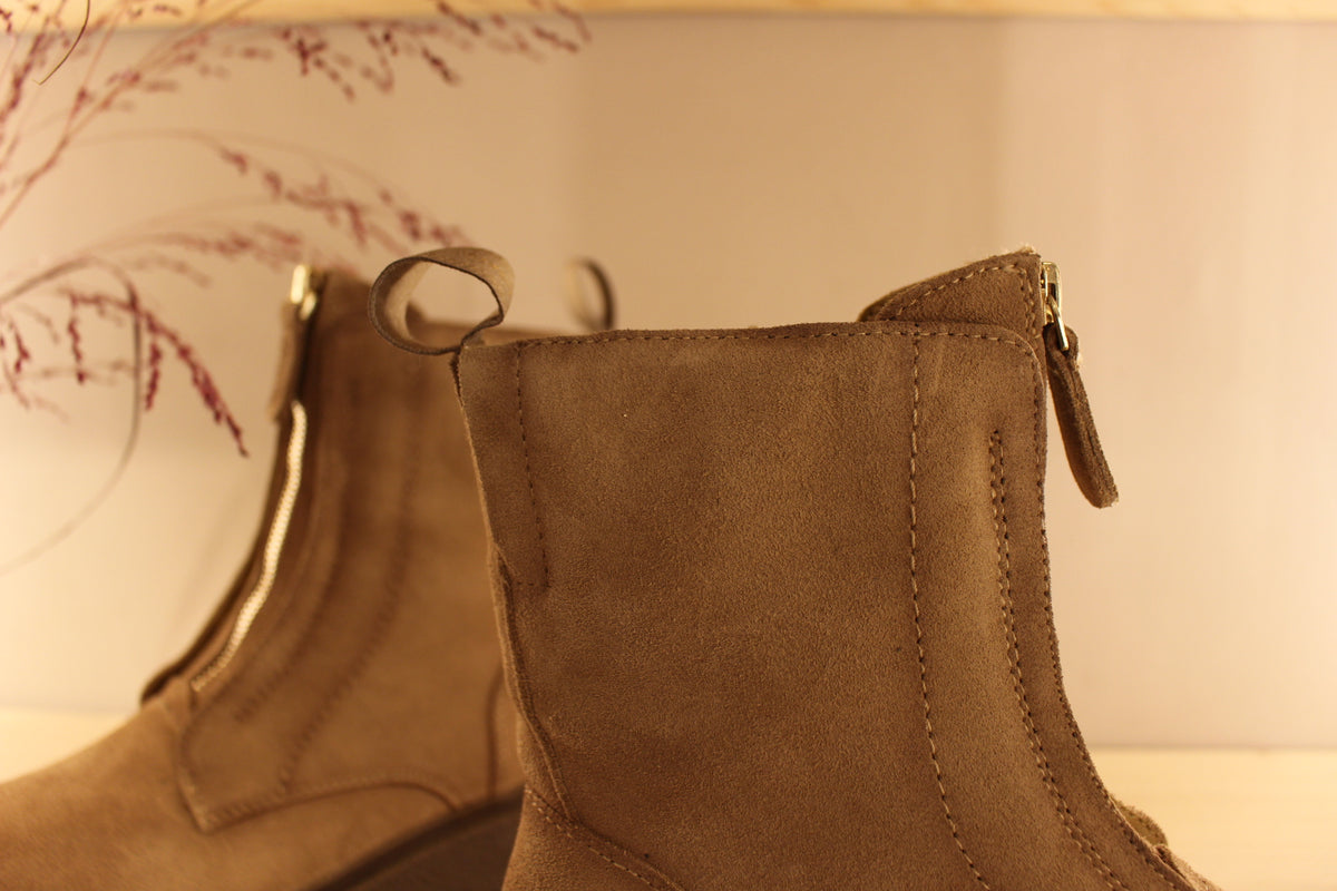 Bottines TAMARIS en croûte de cuir de couleur sand. Zip devant décoratif. Zip du côté interne. Chaussures doublées chaud