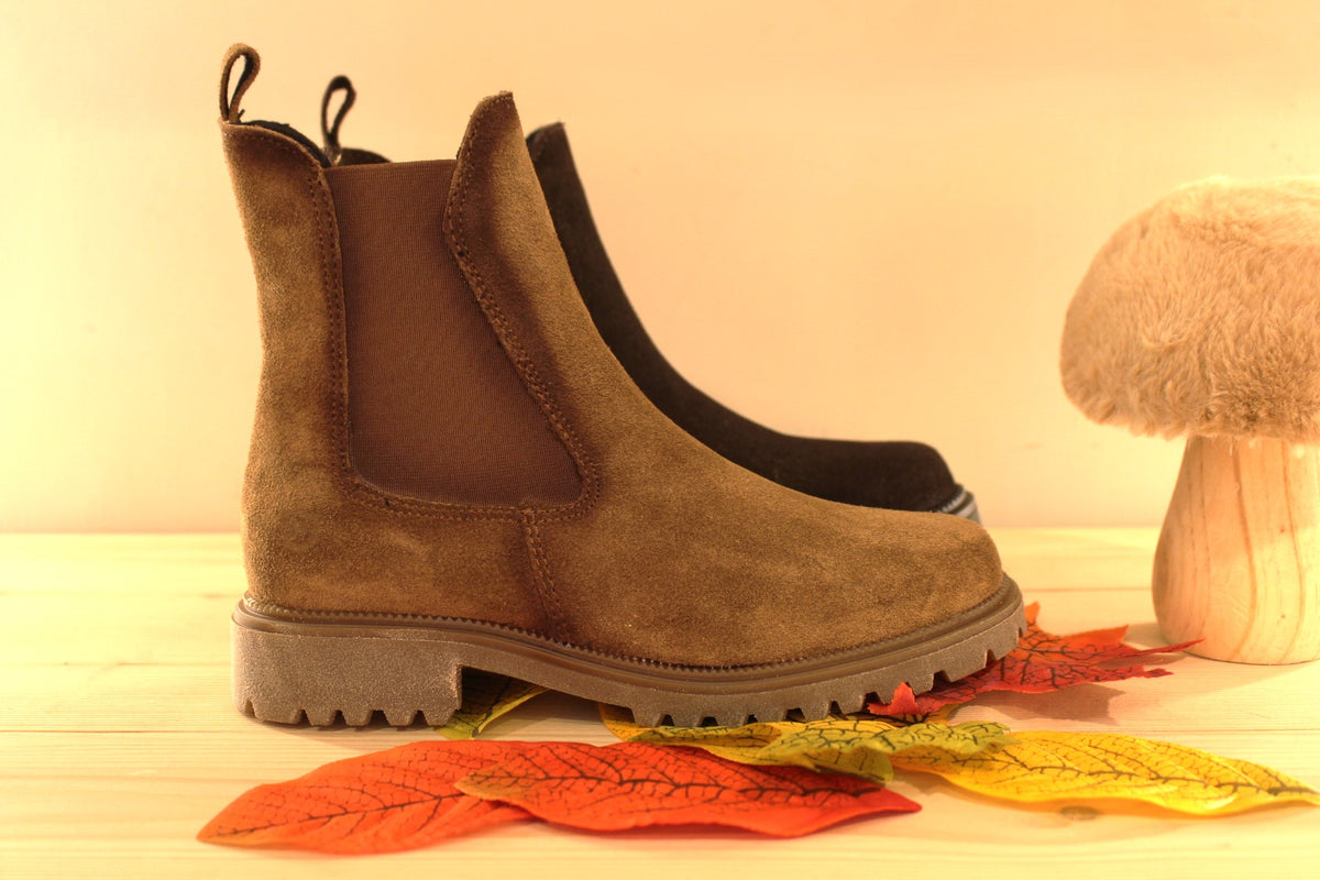  Bottines Tamaris en croûte de cuir de couleur chocolat ou de couleur marron. Deux élastiques d'aisance sur les côtés