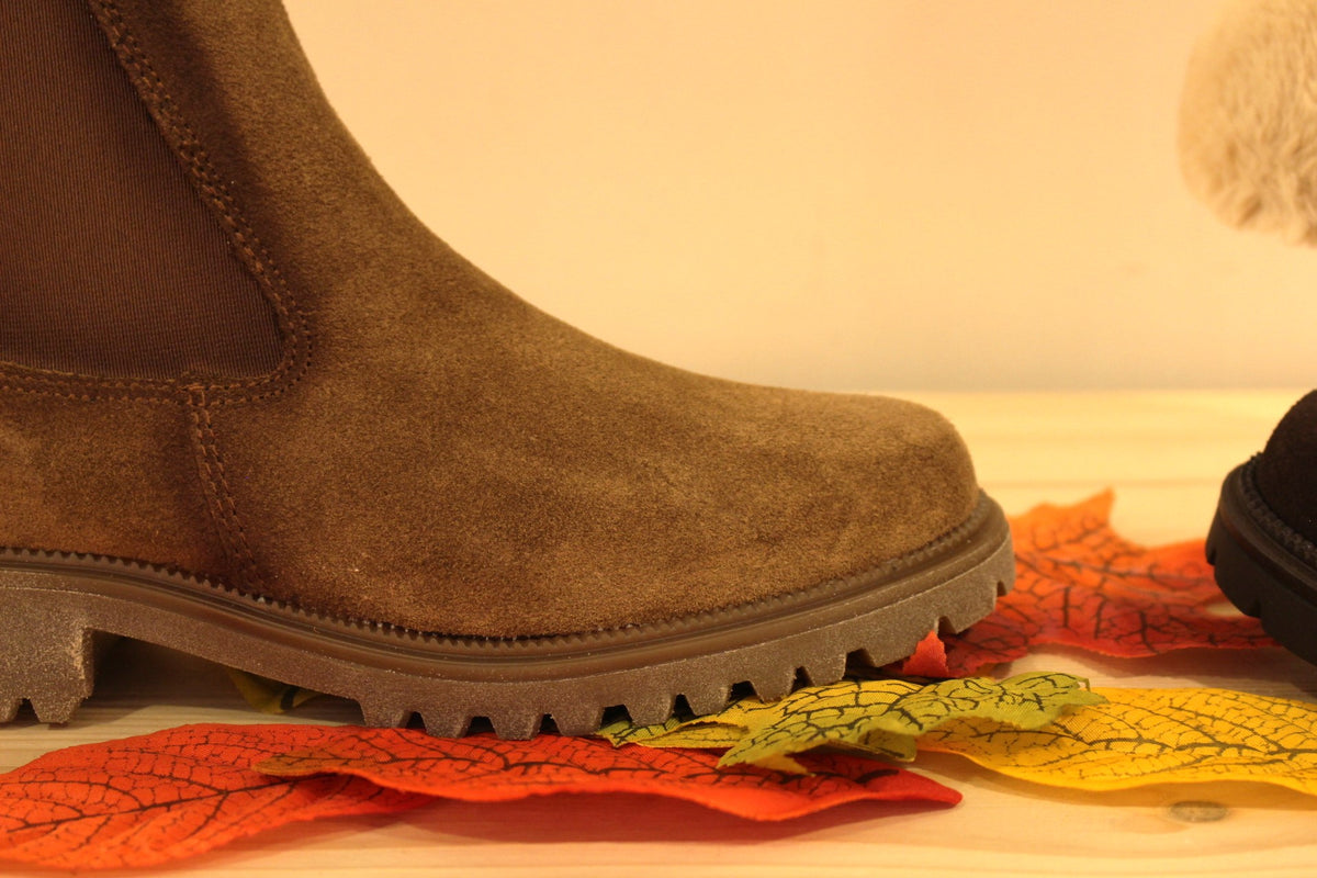  Bottines Tamaris en croûte de cuir de couleur chocolat ou de couleur marron. Deux élastiques d'aisance sur les côtés