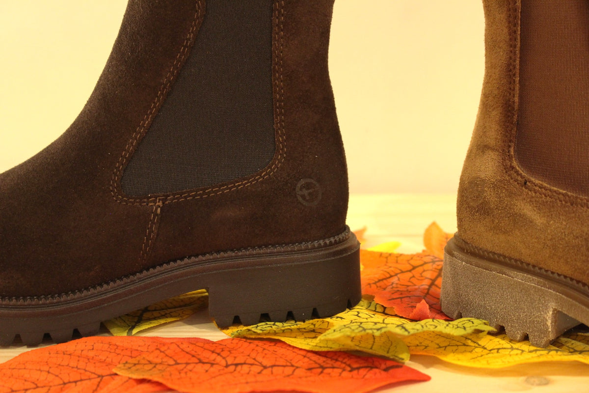 Bottines Tamaris en croûte de cuir de couleur chocolat ou de couleur marron. Deux élastiques d'aisance sur les côtés